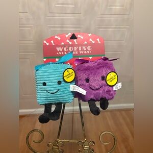 Jmle  Beautiful Christmas  Present 🎁  With Legs Dog Toy Clinker & Squeaker   5”